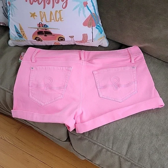 Lilly Pulitzer Clifton Short - Picture 4 of 9